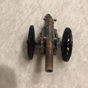 (1)Vintage Metal Cannon Wagon Pencil Sharpener ‎  1980's Wheels Turn